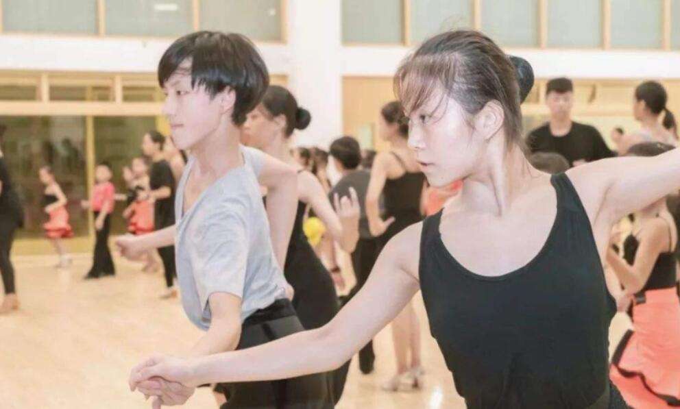 dвhˇgI(y)WУ2022